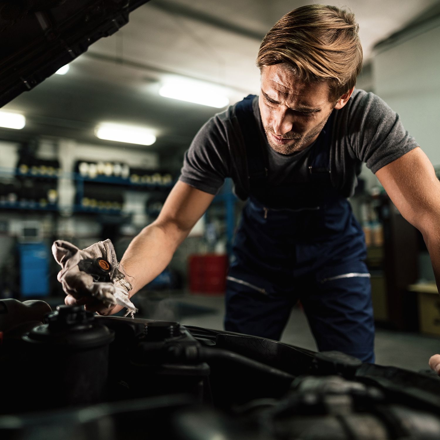 Mechaniker arbeitet konzentriert an einem Motor